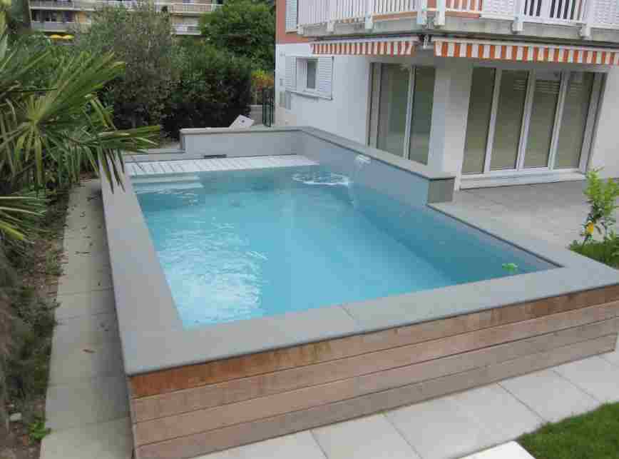 une piscine semi-enterrée